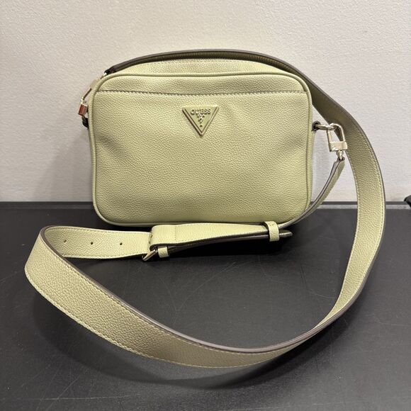 GUESS Meridian faux-leather small camera crossbody bag green - Picture 1 of 12